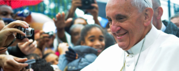 Pope Francis greets crowds at Vargihna. Credit: Agência Brasil/Tânia Rêgo.