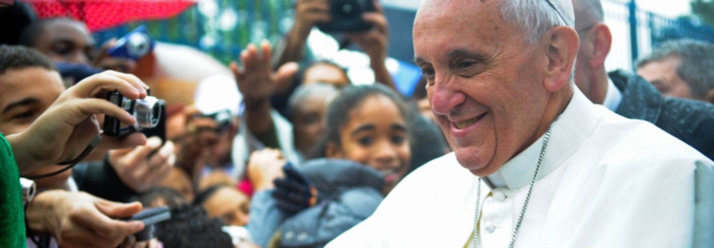 Pope Francis greets crowds at Vargihna. Credit: Agência Brasil/Tânia Rêgo.