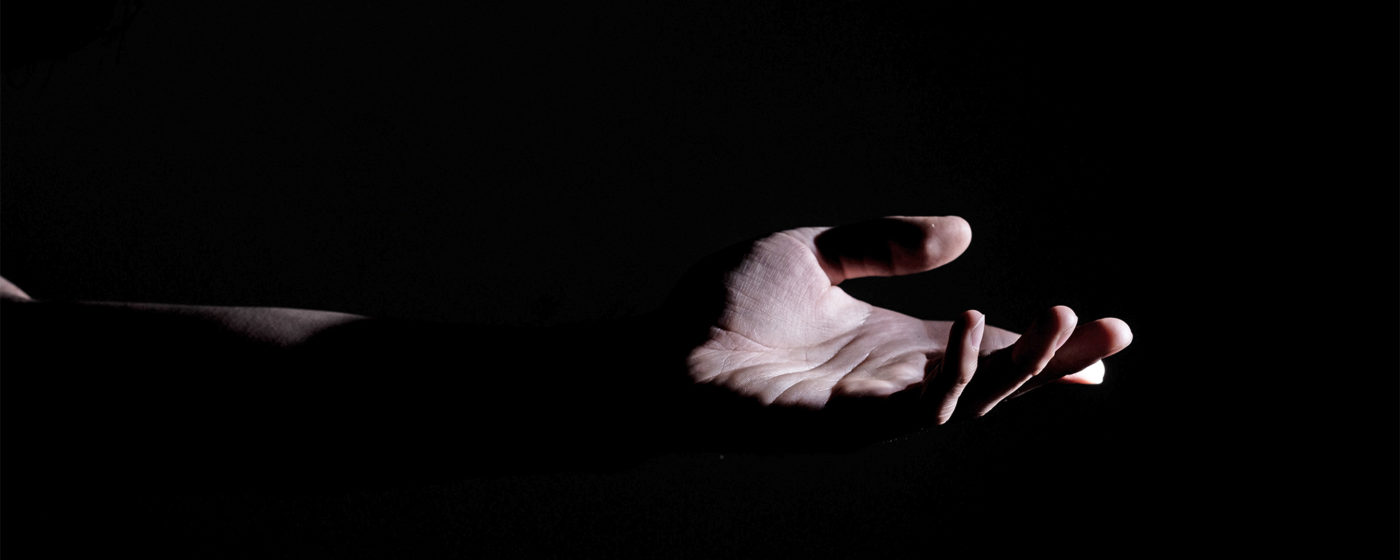 A hand reaching out. Credit: Akira Hojo/Unsplash. Image used for a commentary by Dan Romer and Florian Arendt on "13 Reasons Why" and media effects on suicide.